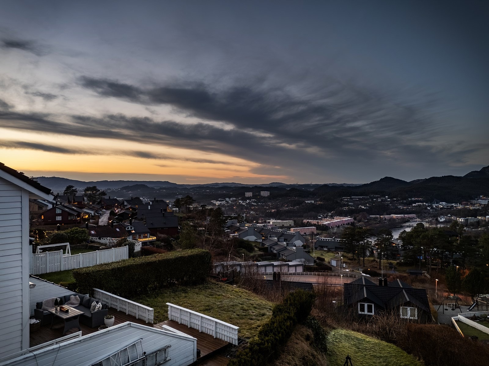 Dette er en romslig og pen tomannsbolig på ettertraktede Bønes. Boliger som denne legges sjelden ut for salg! Galleribilde