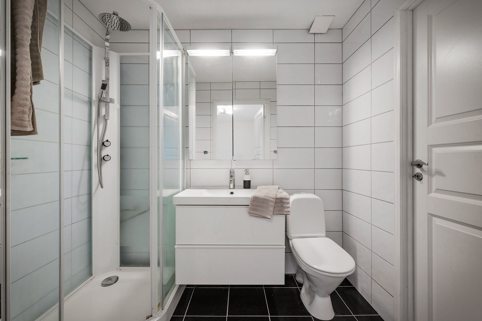 Badet er helfliset og har varmekabler i gulvet. Galleribilde