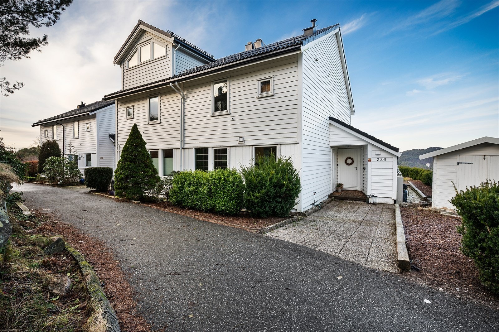 Boligen går over to etasjer og inneholder: Stue, kjøkken, 3 soverom, bad og vaskerom, loft, og WC-rom i 1.etasje. I tillegg er det tre utvendige boder. Galleribilde