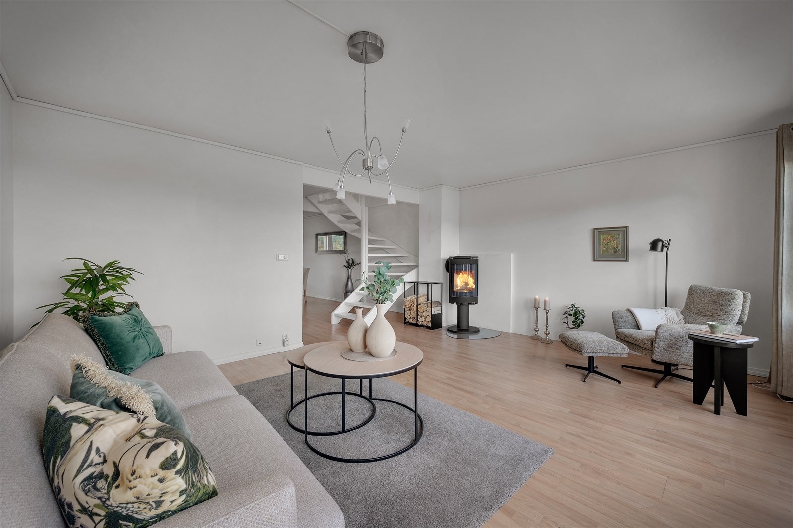 Romslig stue som enkelt lar seg møblere med sofagruppe, TV-møbel og ekstra oppbevaringsløsninger. Galleribilde