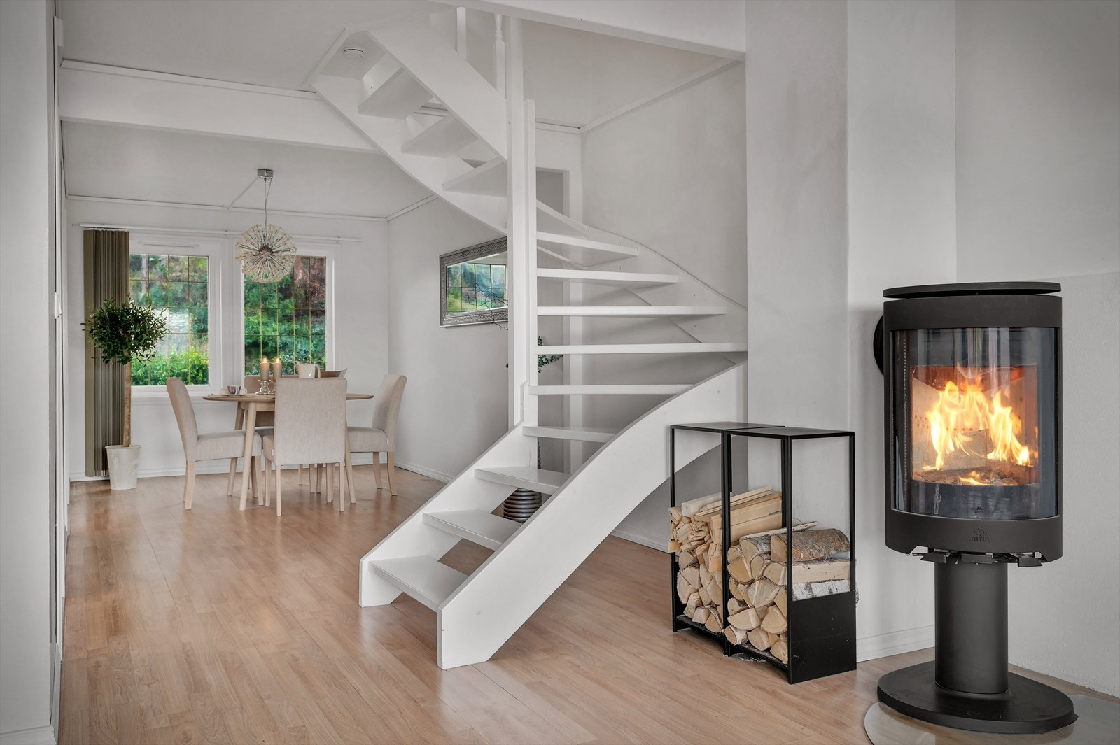 Her er det både vedovn og varmepumpe, perfekt for kalde vinterdager! Galleribilde