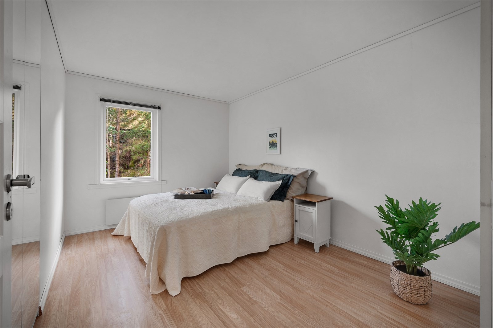 Hovedsoverommet er på ca. 12,3 m² og har god plass til stor seng, nattbord og øvrig møblering. Rommet fremstår lyst og trivelig, med god atmosfære. Galleribilde