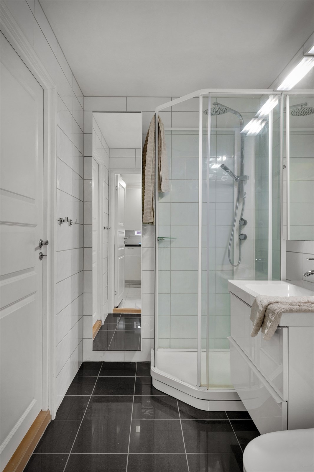 Rommet er innredet med dusjkabinett, toalett og servantmøbel med skuffer. Galleribilde