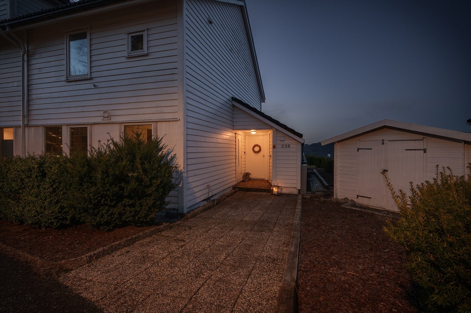 Bodene er på hhv. 6,5 m² og 1,8 m². Boden på tunet måler ca. 6 m², men er holdt utenfor beregningen av BRA-e grunnet manglende takhøyde iht gjeldende forskriftskrav. Praktisk adkomst til hagen fra utsiden. Galleribilde