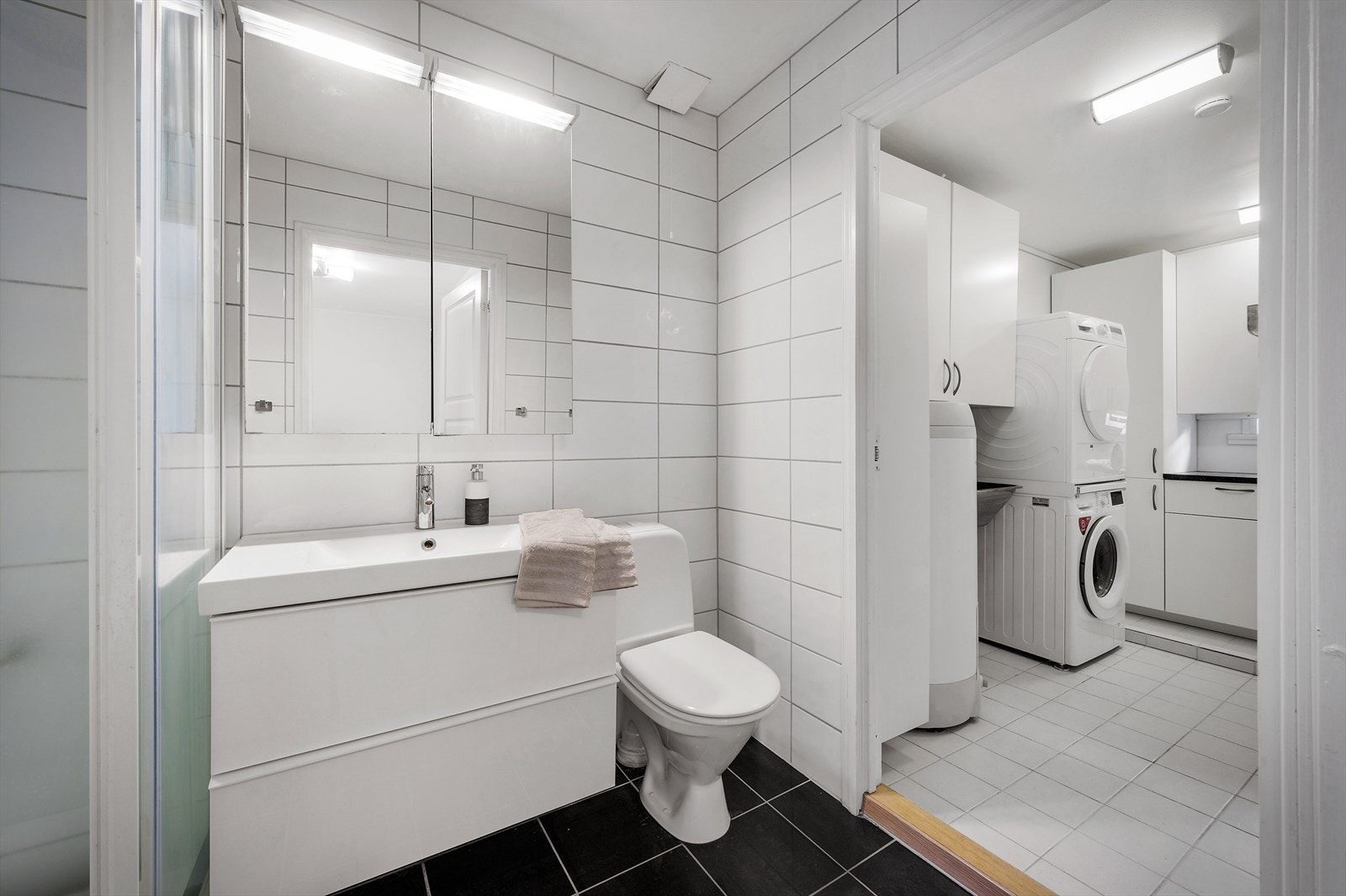 Vaskerommet er praktisk utformet, med rikelig skapplass og benkeplate. Galleribilde