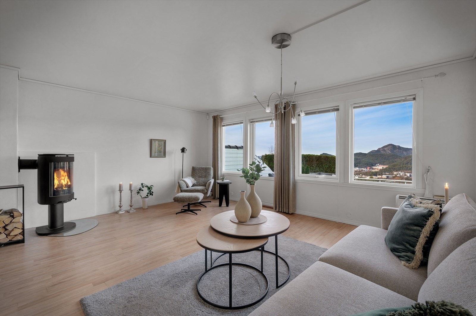 Store vindusflater gir rikelig med naturlig lys, og de lyse overflatene gjør det enkelt å sette sitt eget preg med møbler og tekstiler. Galleribilde