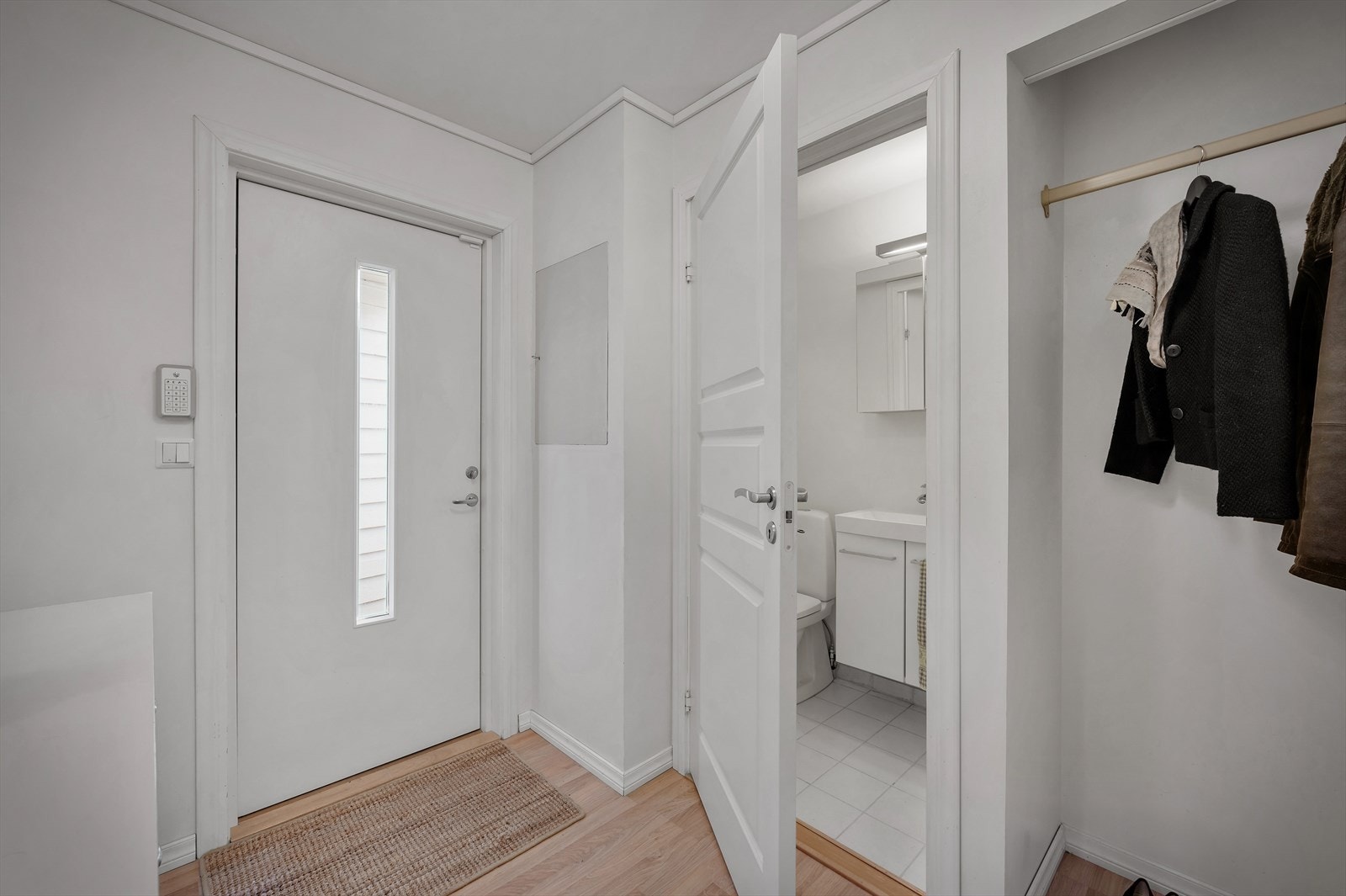 Entrèen er lys og innbydende, med god plass til oppbevaring av yttertøy og sko. Her finner du også WC-rom. Galleribilde