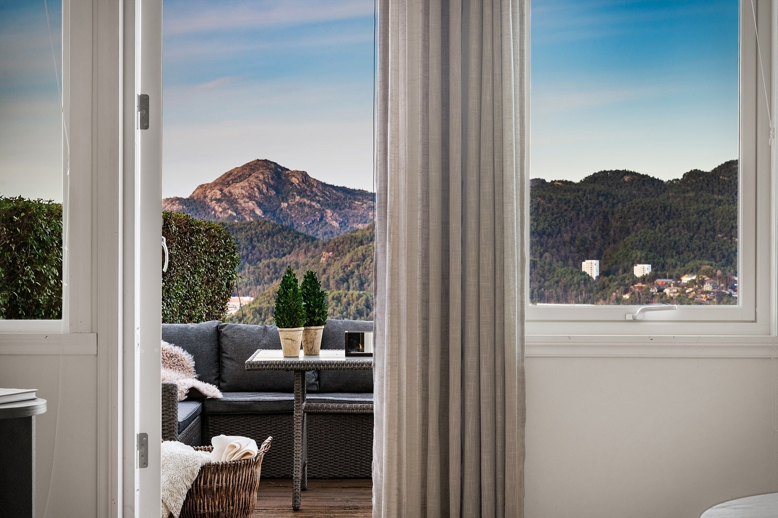 Fra stuen er det utgang til et flott uteområde med en solrik terrasse på ca. 40 m², og gressplen. Galleribilde