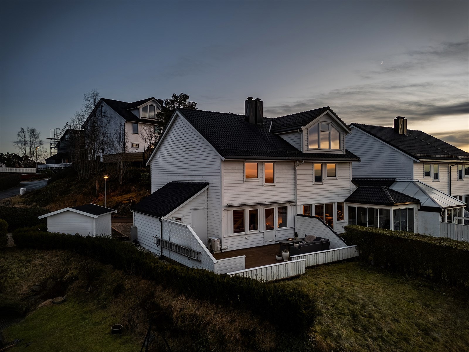 Det er kort vei til flotte turstier, populære Nordåsvannet, og idylliske Kyrkjetangen, som alle tilbyr flotte muligheter for rekreasjon og naturopplevelser året rundt! Galleribilde