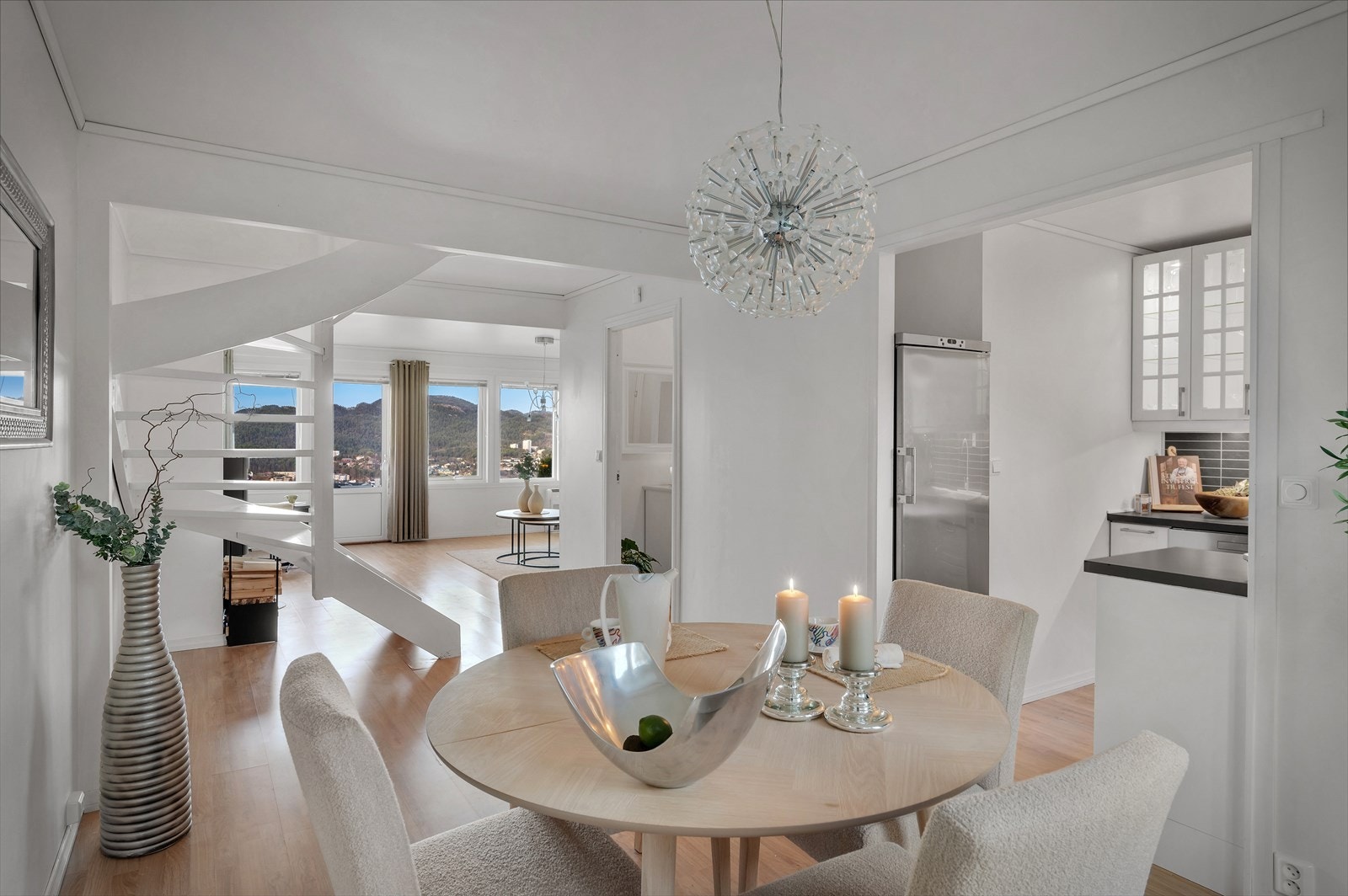 Stue og kjøkken ligger i delvis åpen løsning, og rommet oppleves både luftig og stemningsfullt. Galleribilde