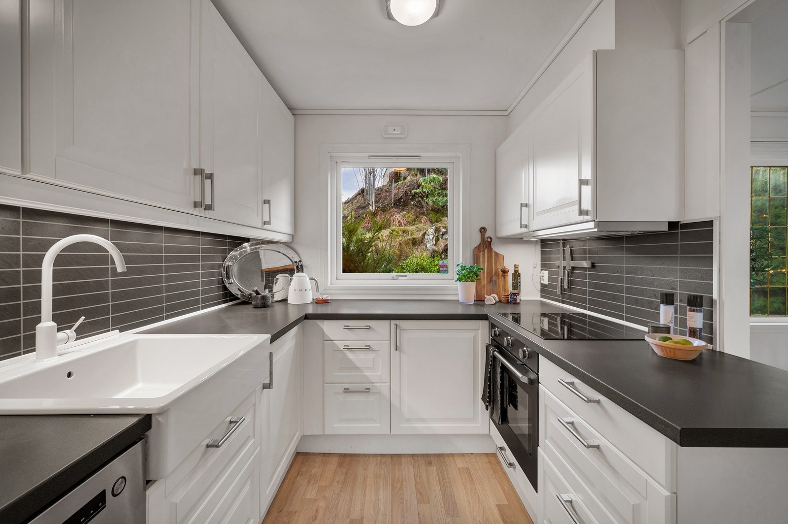 Kjøkkenet har rikelig med skap- og benkeplass, med slette fronter og laminert benkeplate. Galleribilde