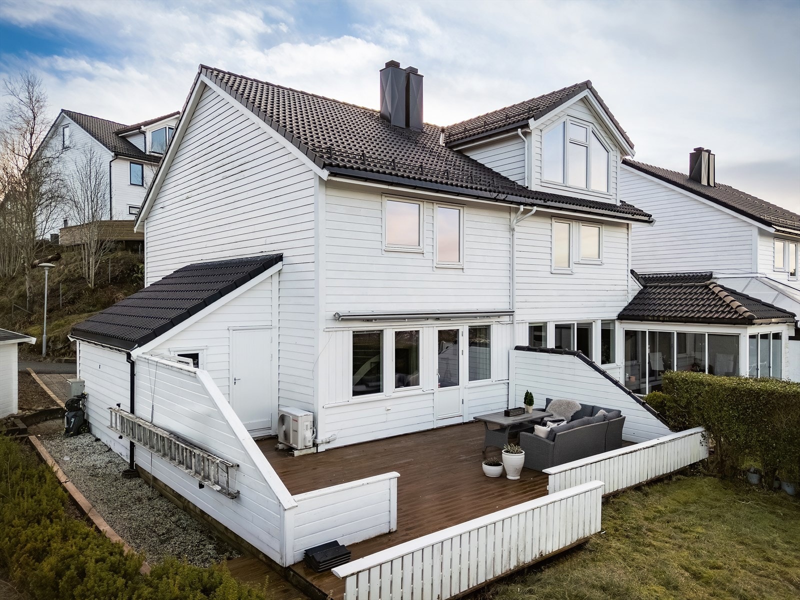 Loftet gir i dag fleksible bruksmuligheter, og flere tilsvarende boliger i området har bygget ut med ark på begge sider og/eller etablert tilbygg som f.eks vinterhager. (NB! Søknadspliktig) Galleribilde