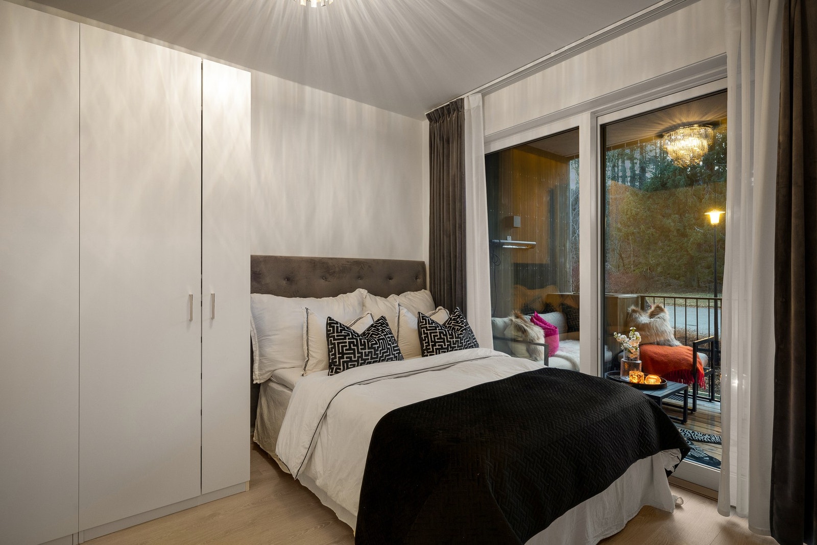 Det er etablert gode garderobeløsninger med rikelig skapplass, og rommet har en praktisk form som gjør det enkelt å innrede. Galleribilde