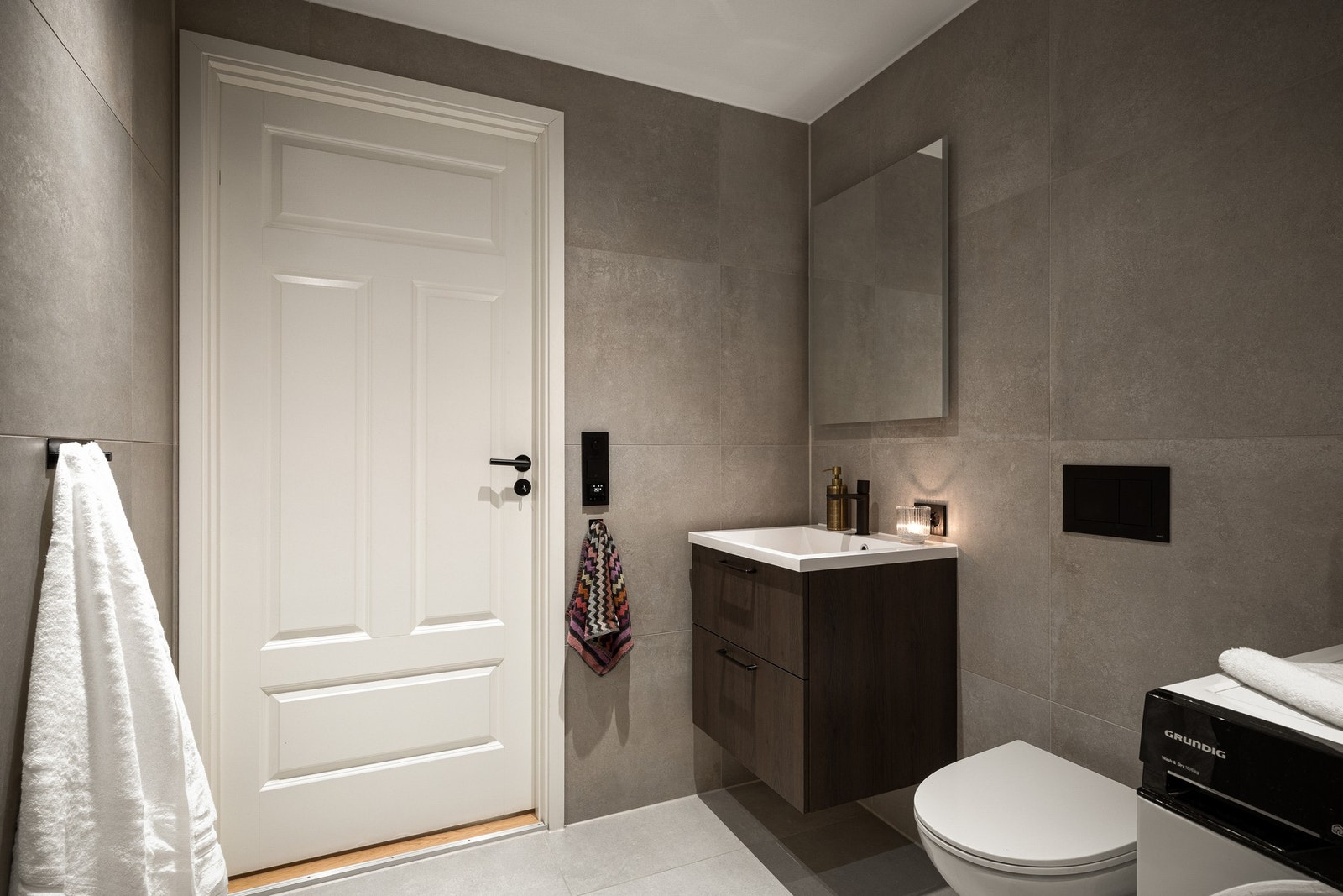 Her er det opplegg for vaskemaskin, og løsningen er praktisk utformet med god gulvplass og funksjonell innredning. Galleribilde