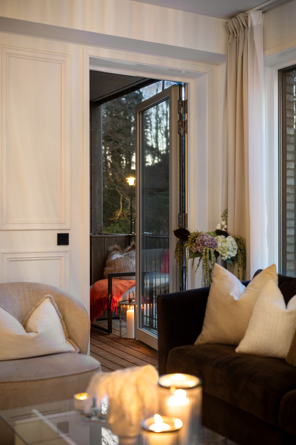 Boligen ligger i 2. etasje i bygg fra 2023 og oppleves lys og luftig med store vindusflater og ekstra takhøyde i stue/kjøkken. Galleribilde