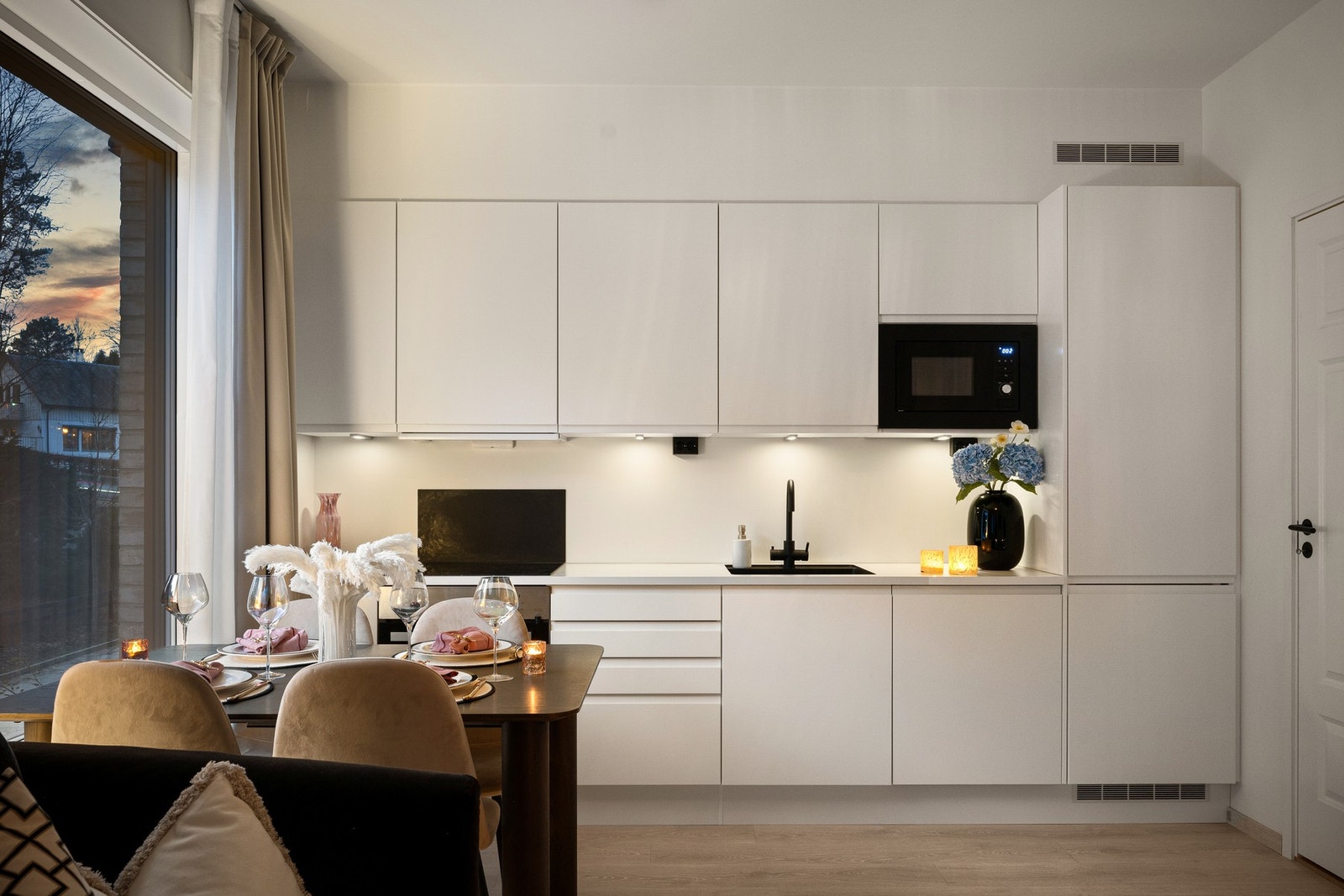 Kjøkkenet er levert av Norema og fremstår moderne og helhetlig med rene linjer og gode oppbevaringsmuligheter. Galleribilde