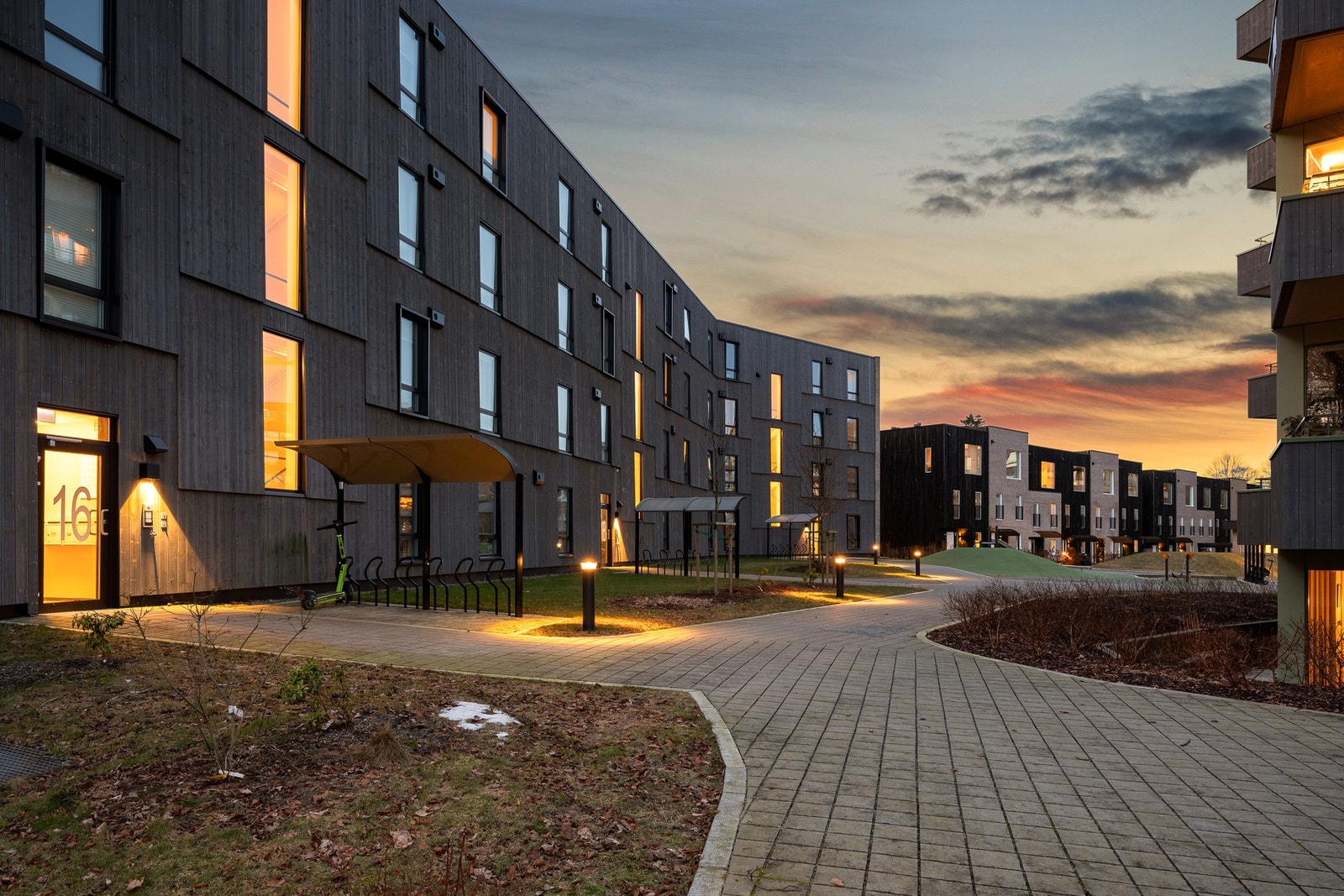 Rolig beliggenhet med pent opparbeidede fellesarealer og kort vei til dagligvare, kollektivtransport, sentrum og Sandvedparken. Galleribilde