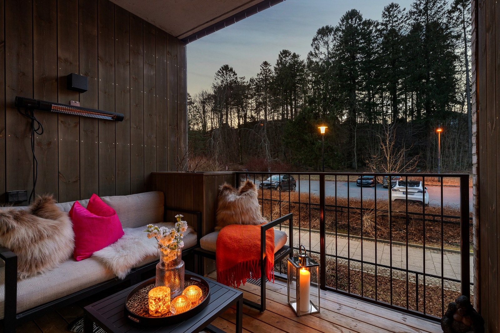 Balkongen er overbygd, noe som sammen med varmelampen sørger for at man kan nyte lange kvelder utendørs. Galleribilde