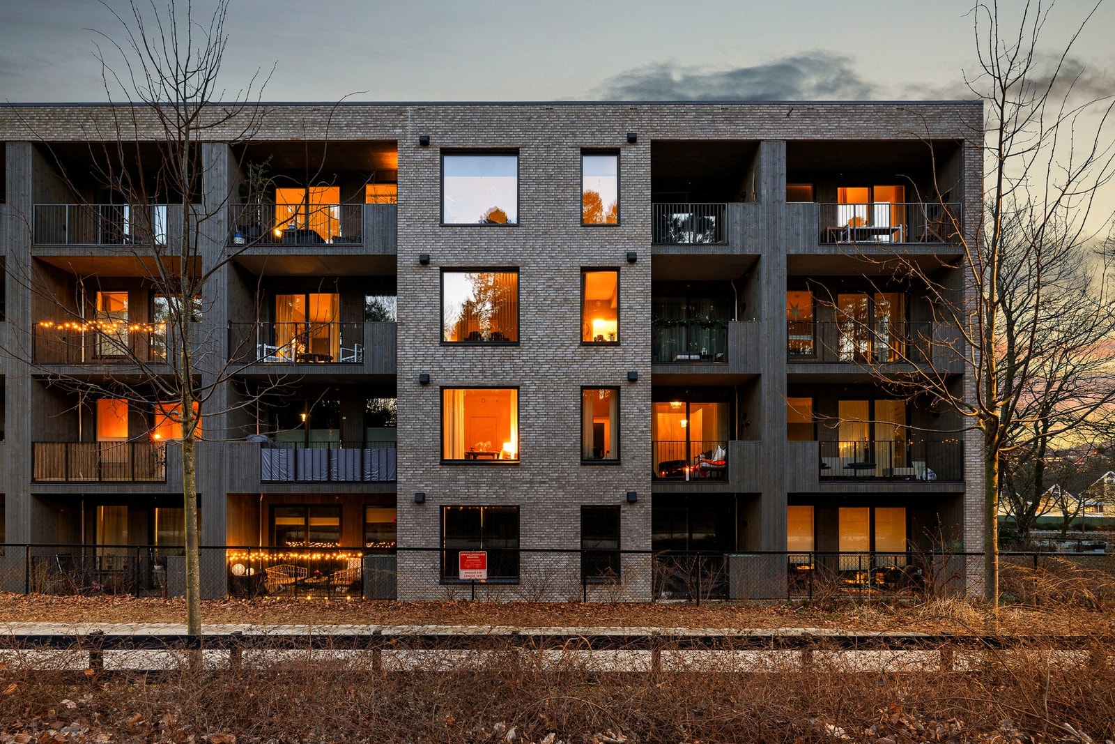 Det medfølger fast parkeringsplass i lukket garasjeanlegg med elbillader, og det finnes offentlig parkering i området. Galleribilde