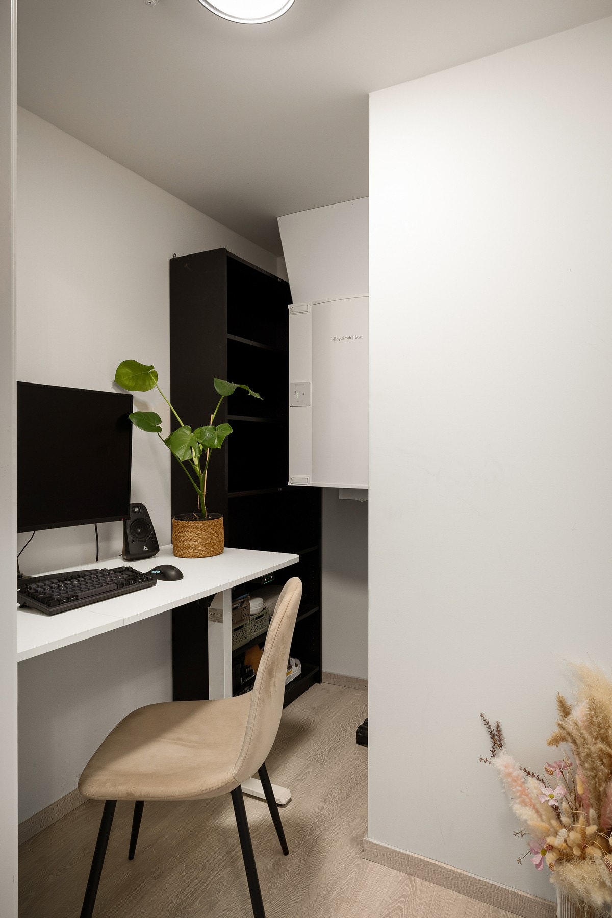 I tillegg disponerer leiligheten et bod-/kontorrom som gir fleksibilitet - enten du ønsker ekstra lagring, hjemmekontor eller en kombinasjon. Galleribilde