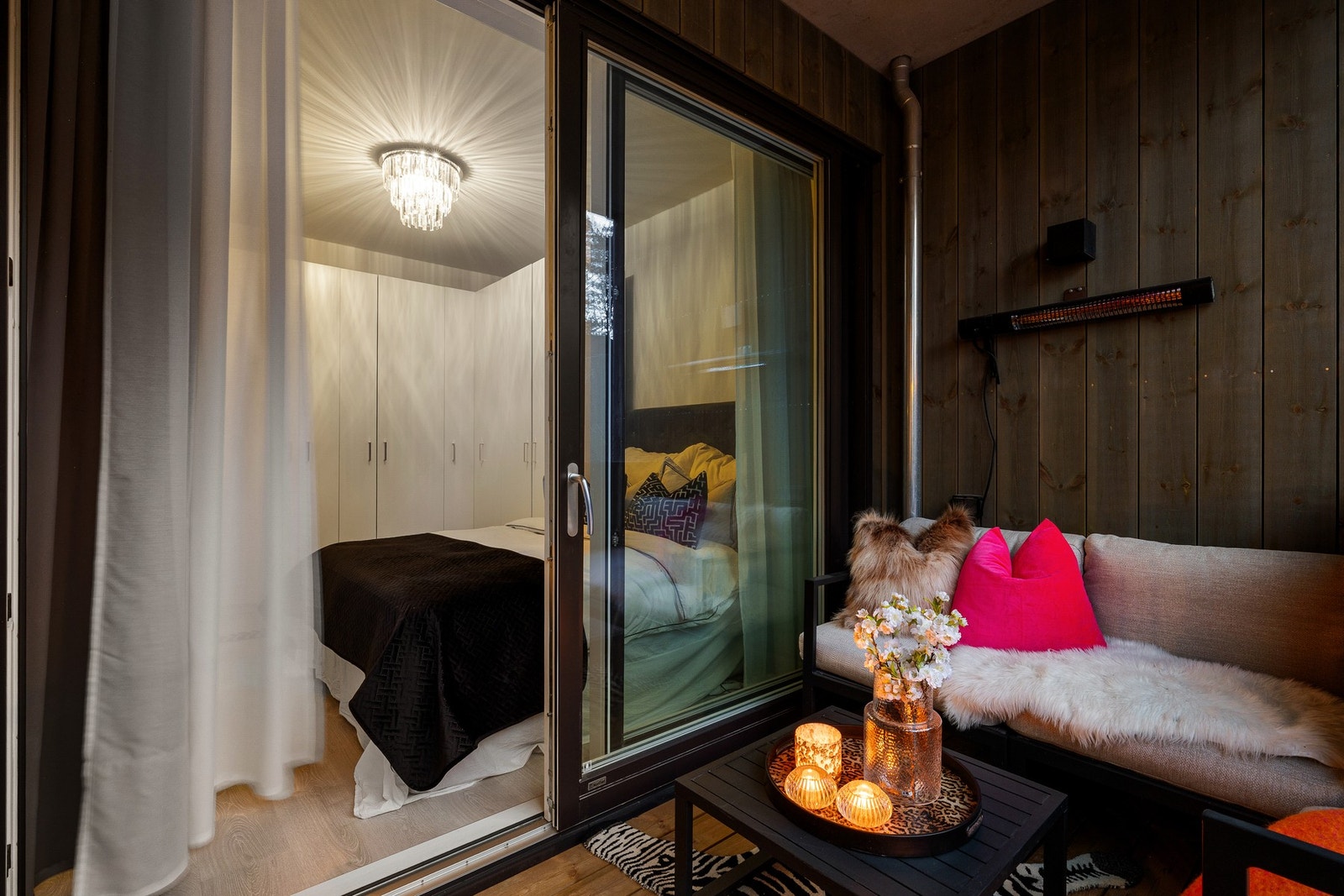 Balkongen er vestvendt, og har utgang både fra stue og soverom. Galleribilde