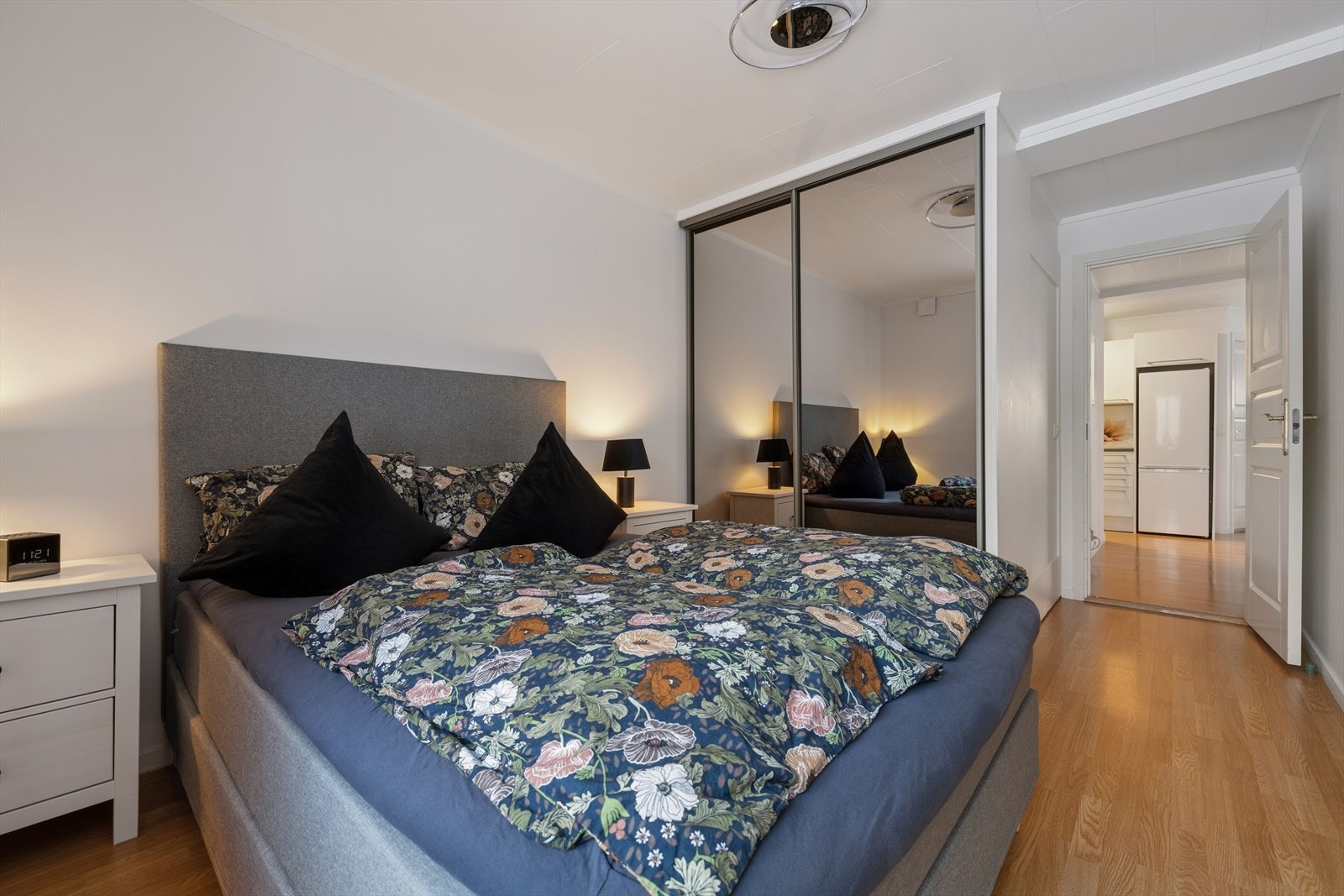 Her er stor skyvedørsgarderobe med god oppbevaringsplass. Galleribilde