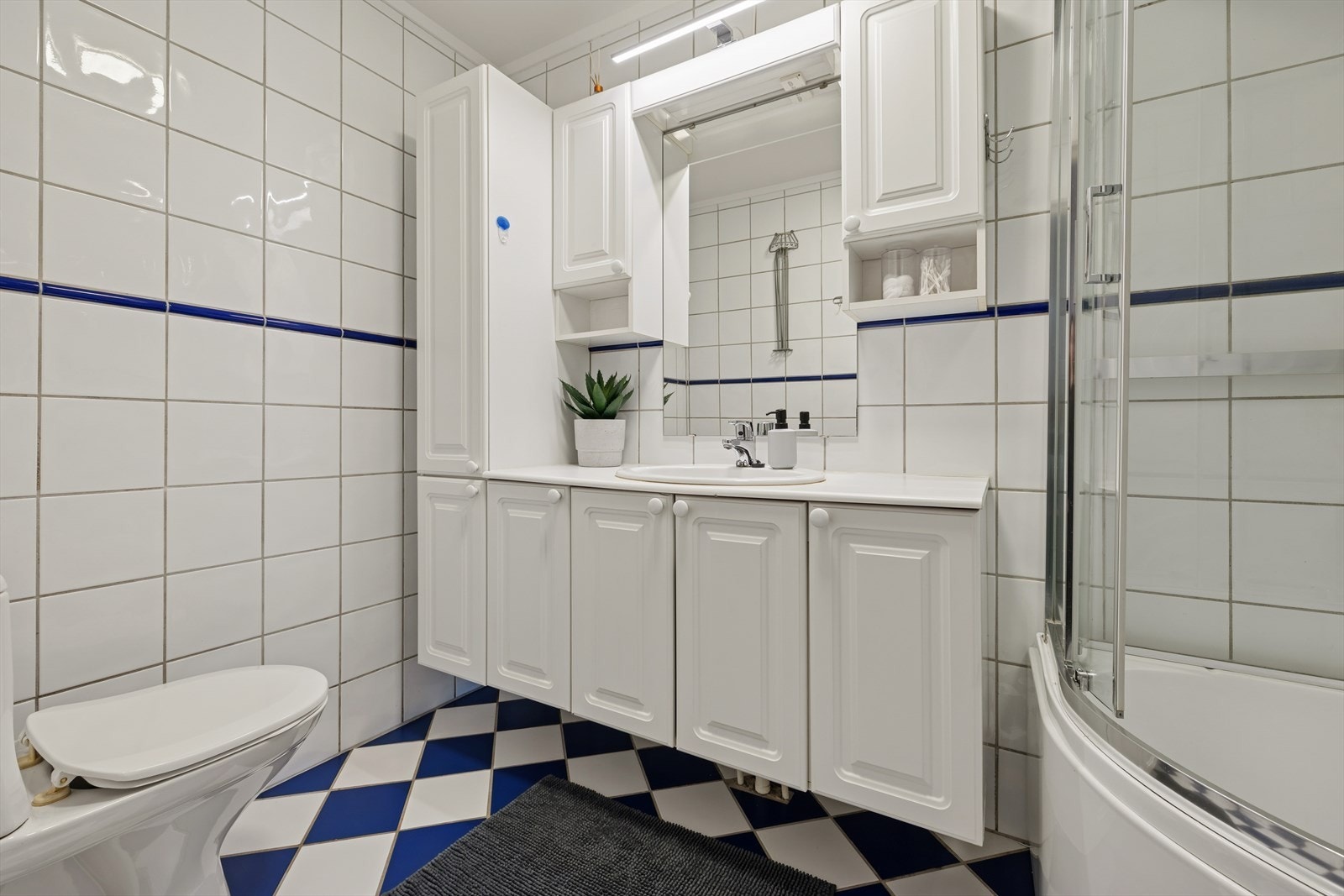 Flislagt baderom hvor det er installert elektriske varmekabler i gulvet. Galleribilde