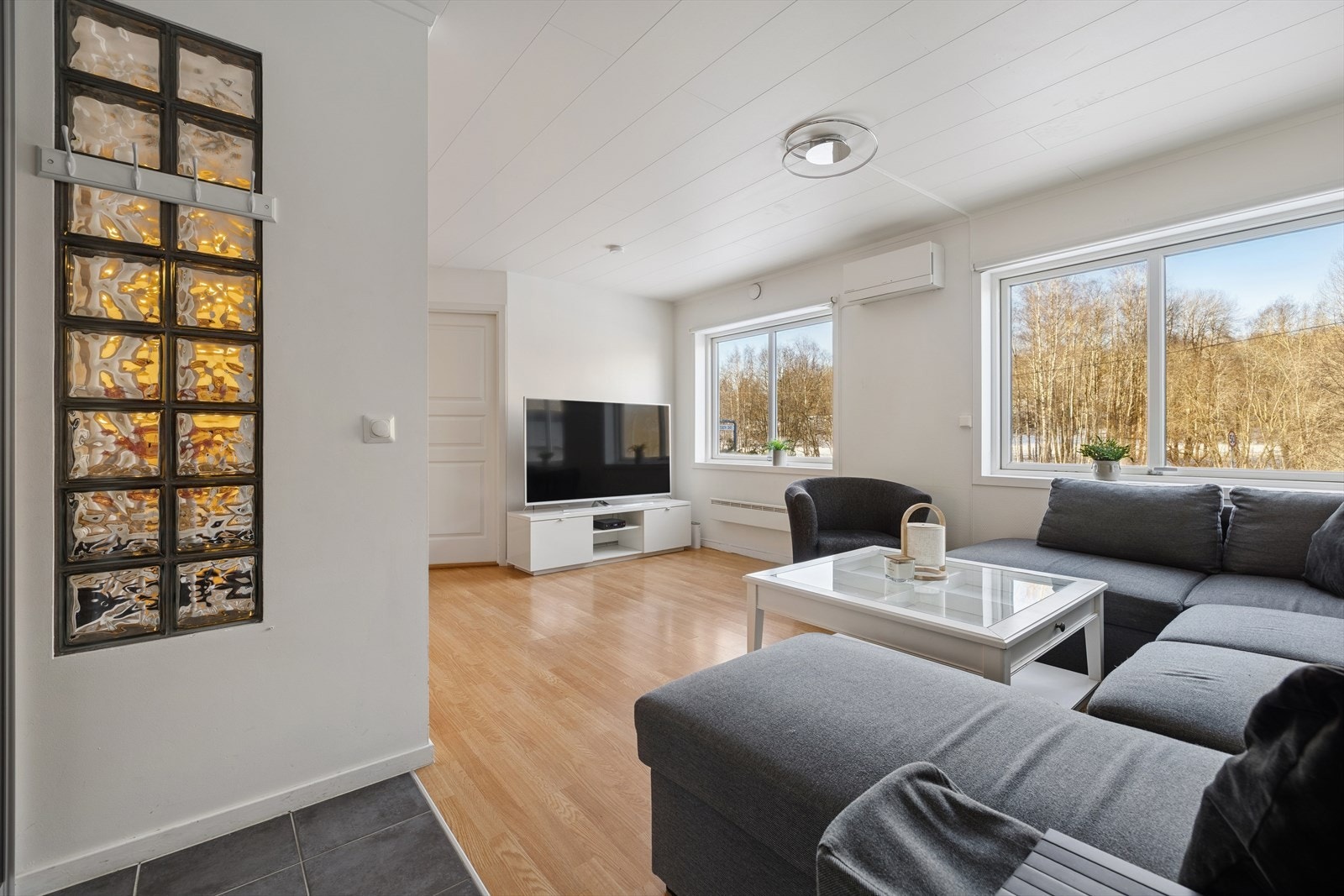 Stuen har plass til flere møbleringsmuligheter for å skape den stuen du selv ønsker. Galleribilde