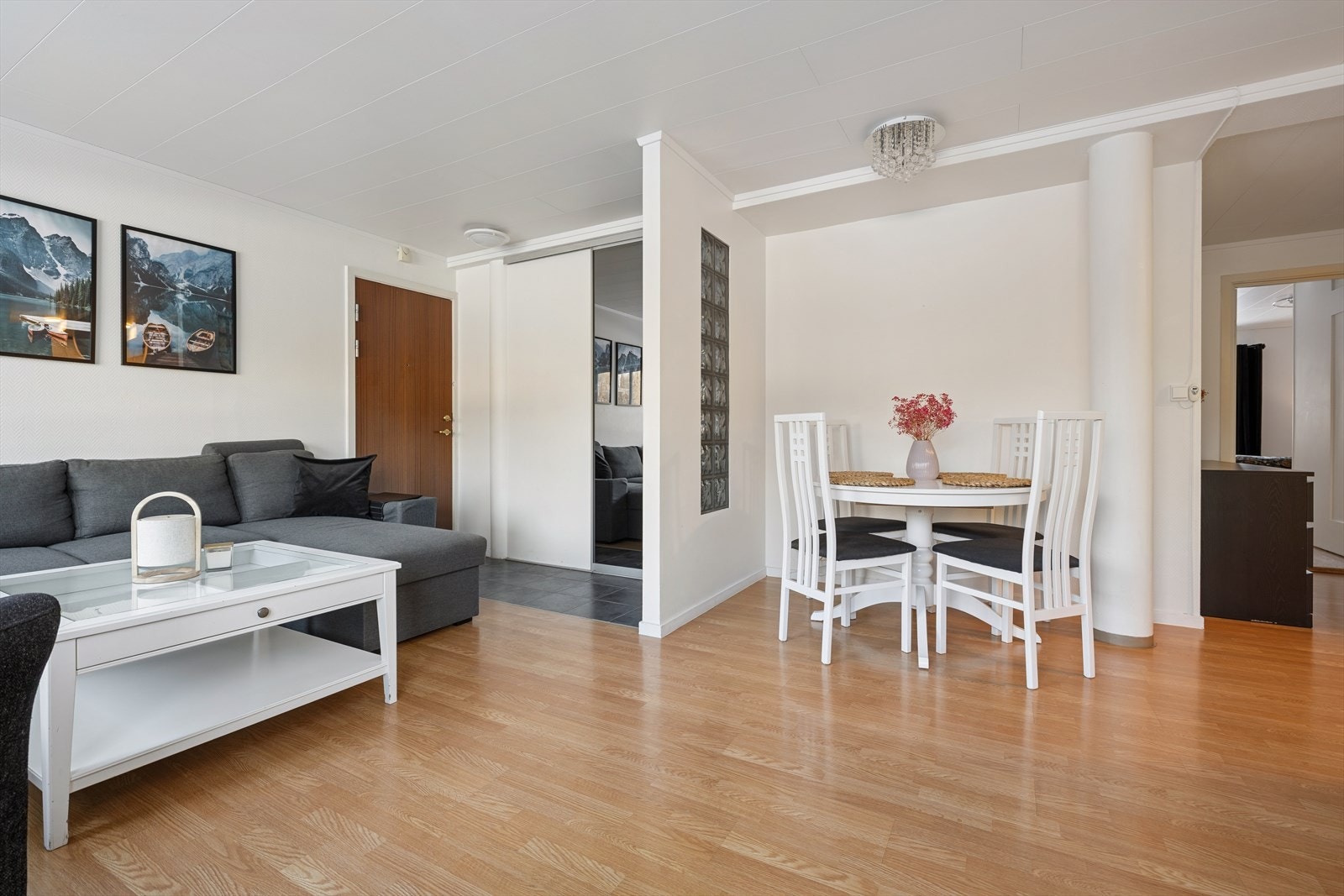 Her ønskes du velkommen til en entrédel i åpen løsning med stue som har stor skyvedørsgarderobe med speildører med god plass til oppbevaring av ytterklær og sko. Galleribilde