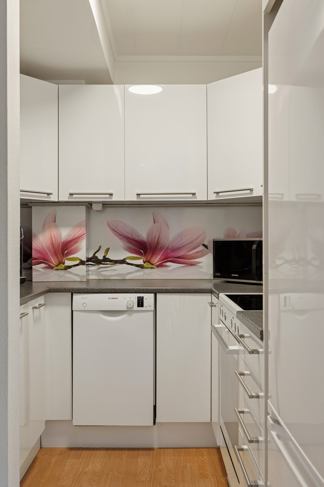 Av hvitevarer er det plass til komfyr, oppvaskmaskin og kjøl-/fryseskap. Galleribilde