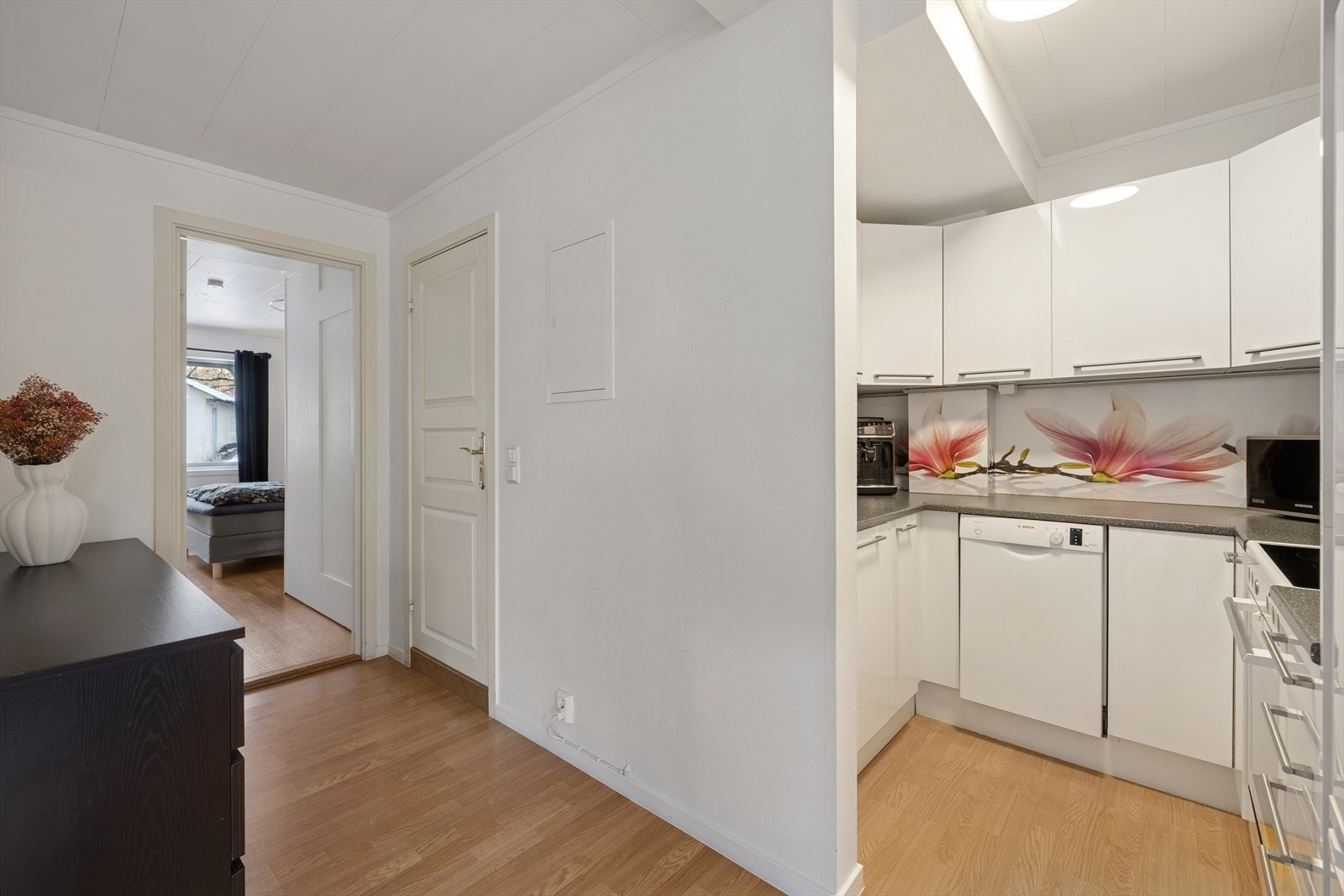 Kjøkkenet har godt med skap- og benkeplass. Galleribilde