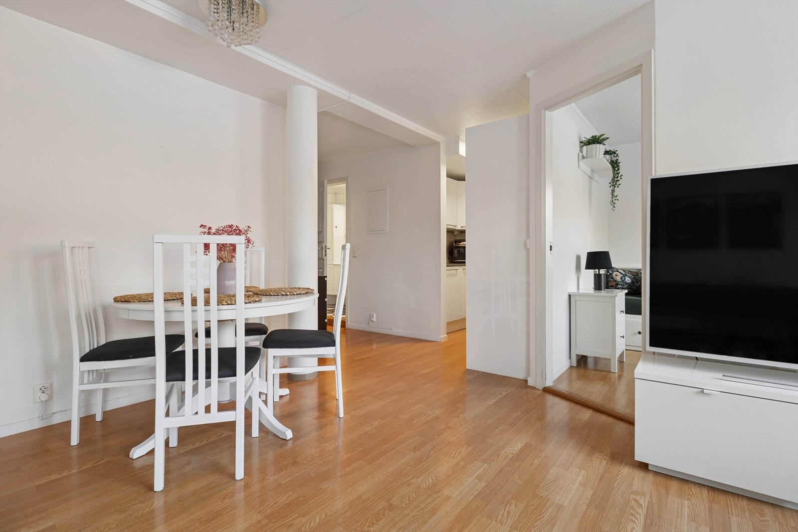 I tilknytning til kjøkkenet, kan spisebord enkelt plasseres. Galleribilde