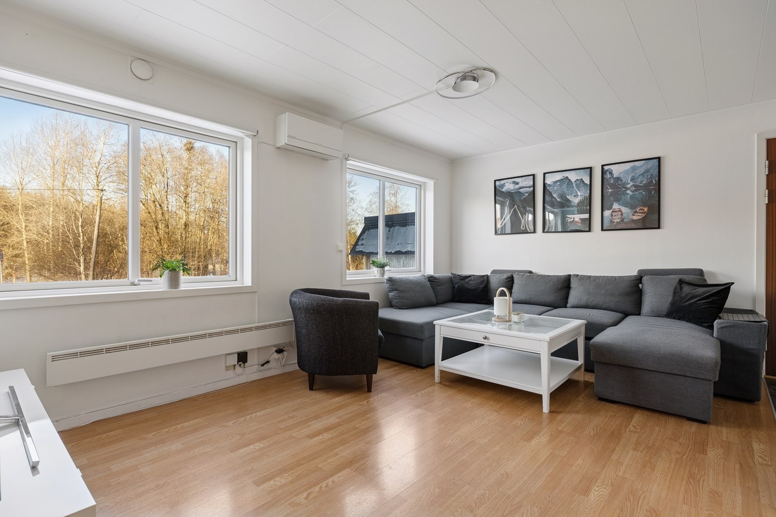 Her er flere store vindusflater som slipper inn mye naturlig lys og skaper en god atmosfære i rommet. Galleribilde