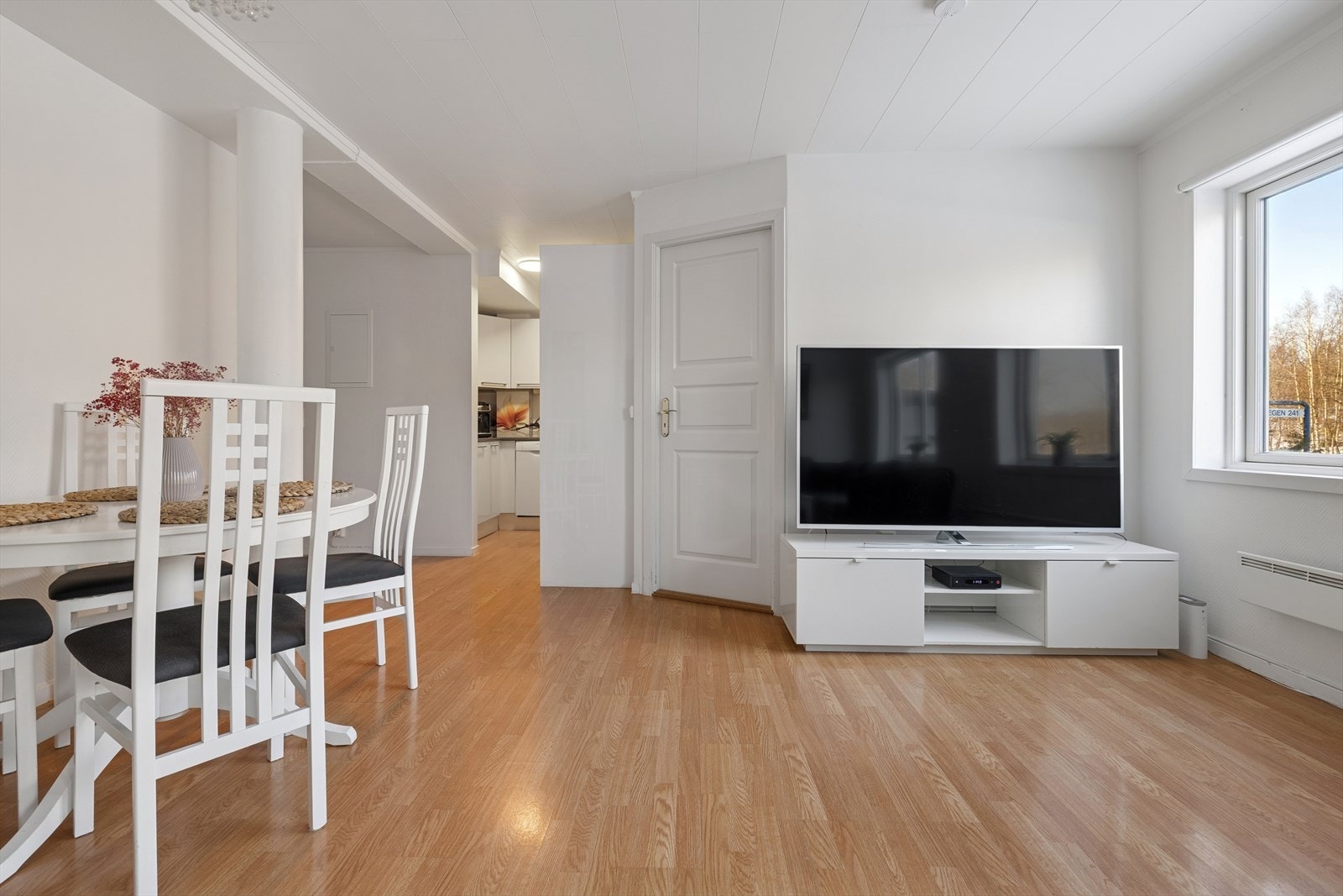 Det er åpen stue og kjøkkenløsning som gjør rommet mer sosialt. Galleribilde