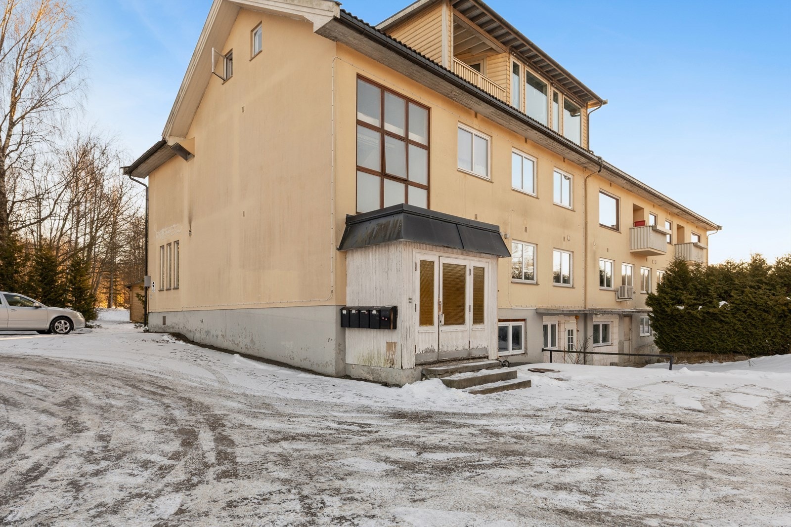 Leiligheten er beliggende i et veletablert boligområde, Kambo, kun få minutter nord for Moss sentrum. I nærområdet finner man bl.a. fine Mossemarka eller Kambosenteret, samt 500 meter til togstasjon. Galleribilde