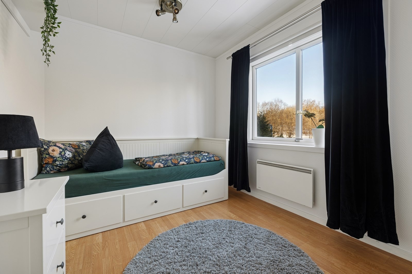 Det andre soverommet er noe mindre med plass til seng, tilhørende møblement og oppbevaring. Ypperlig som barnerom, gjesterom eller hjemmekontor. Galleribilde