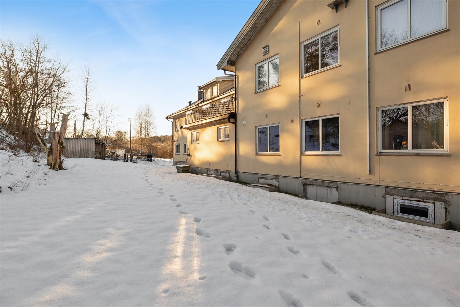 Uteplassen består av fellesarealer med gressplen som har gode solforhold. Egen parkeringsplass på felles gårdsplass. Galleribilde