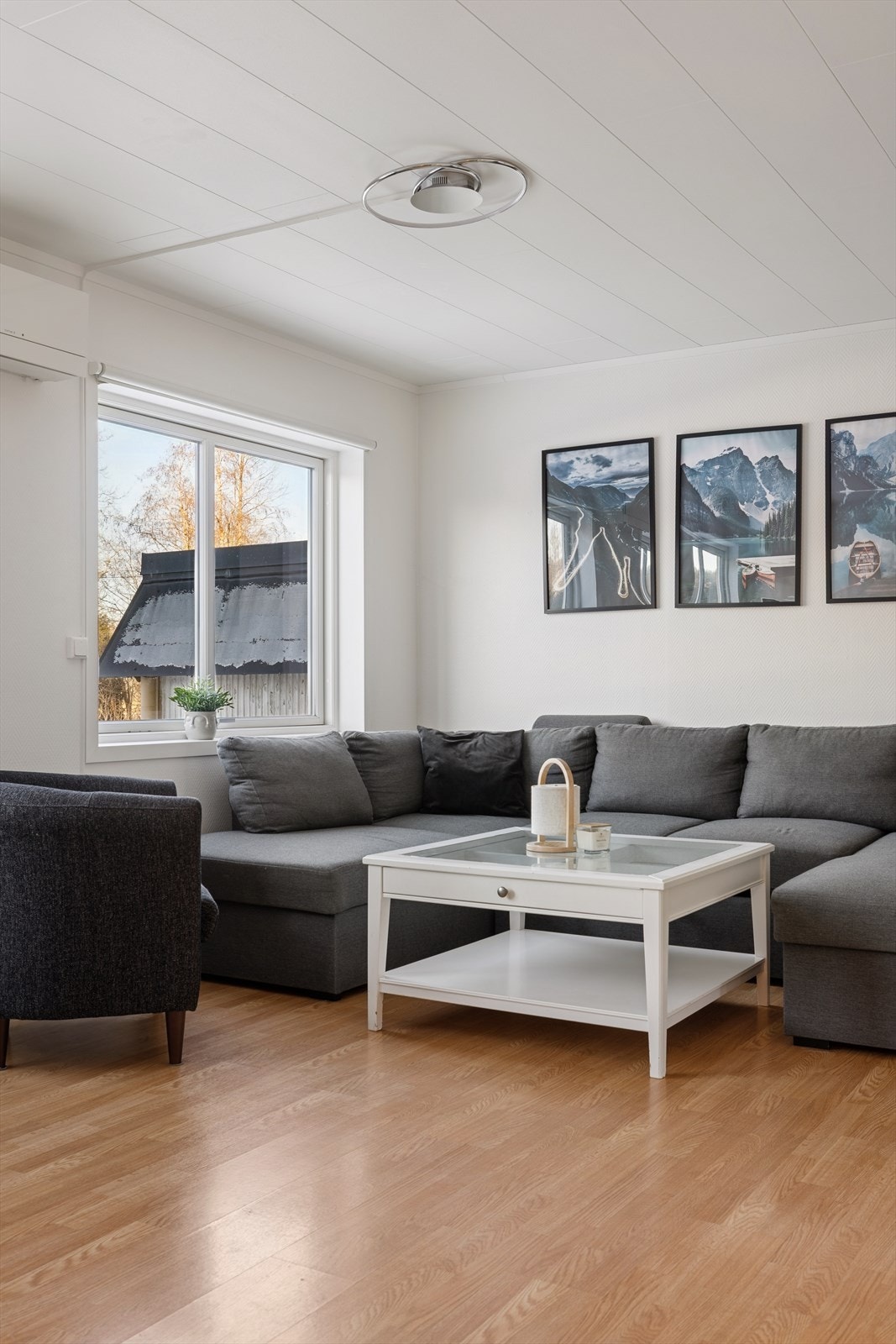 Leiligheten er holdt i lyse overflater. Galleribilde