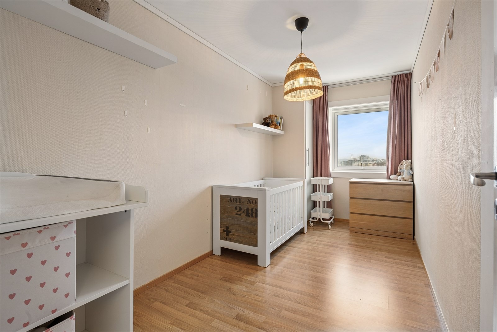 Lyst og trivelig soverom egnet både som hovedsoverom, gjesterom eller hjemmekontor - etter eget ønske og behov. Galleribilde