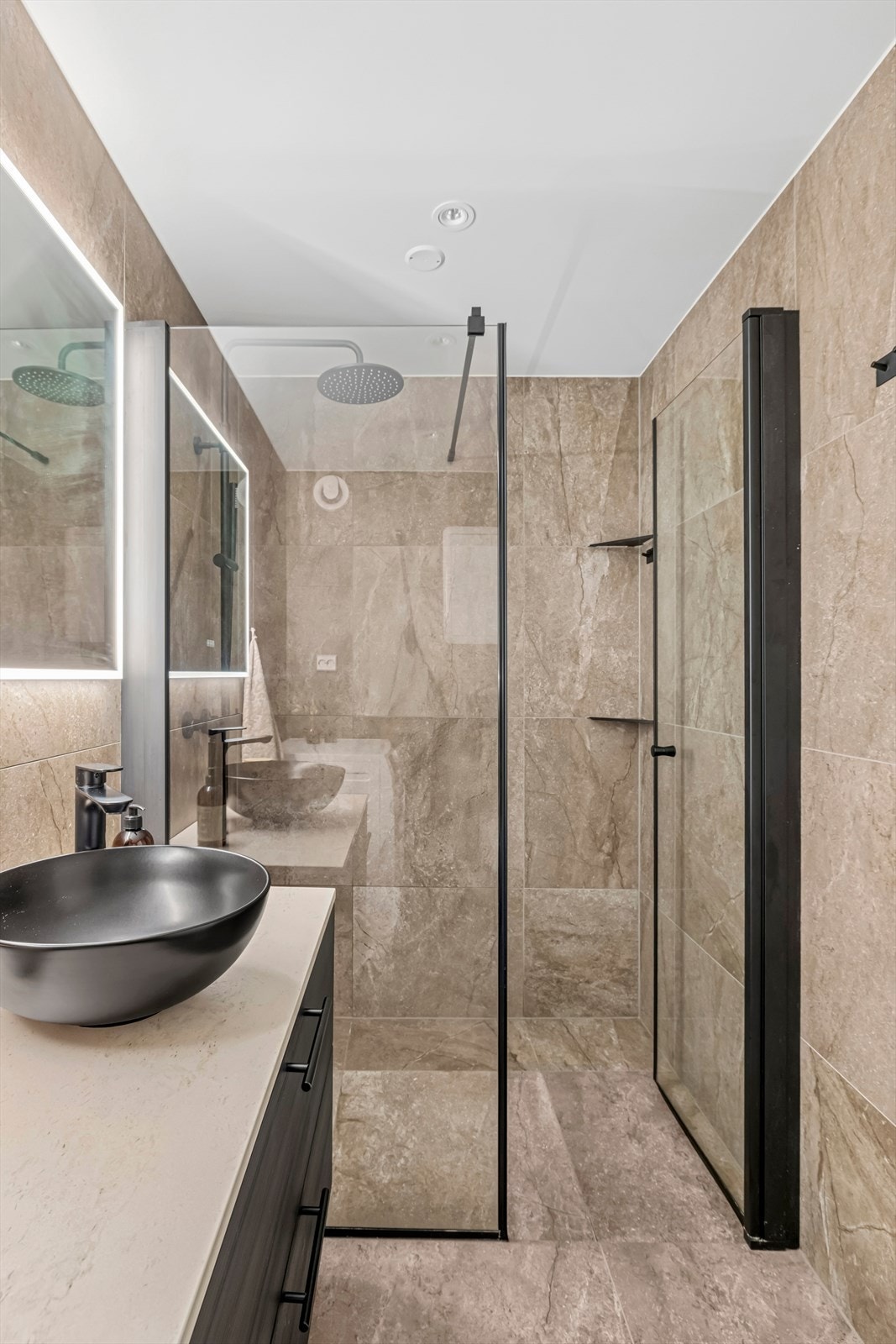 Flott dusjhjørne med glassvegger. Galleribilde