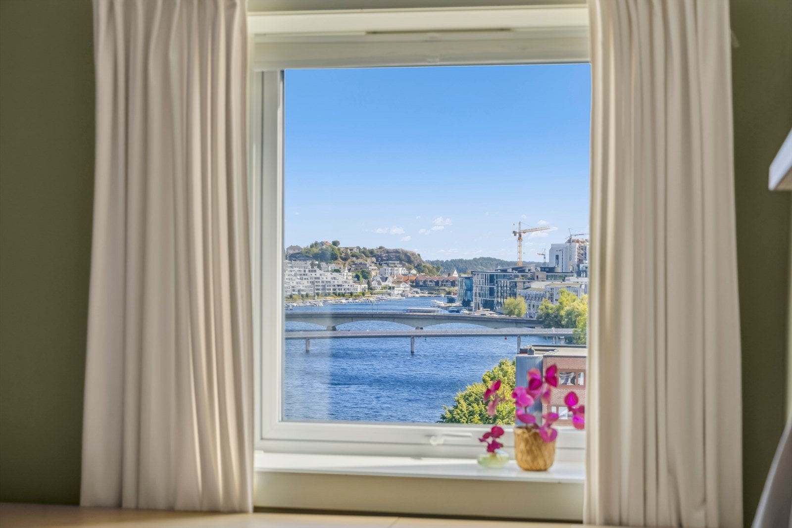 En nydelig utsikt å våkne til hver dag - utsikt over by og sjø. Galleribilde