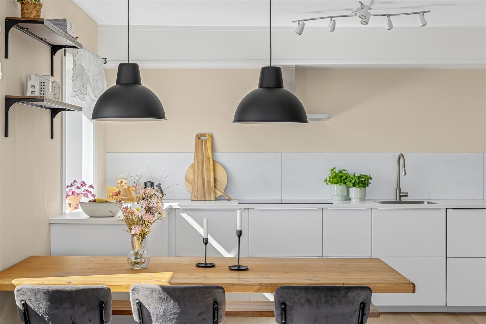 Lyst og koselig kjøkken med en innbydende spiseplass, perfekt for hyggelige måltider med familie og gode venner. Galleribilde