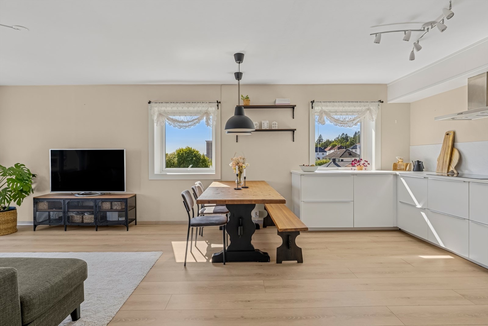 Her er det plass til en koselig spiseplass i naturlig tilknytning til kjøkkenet. Galleribilde