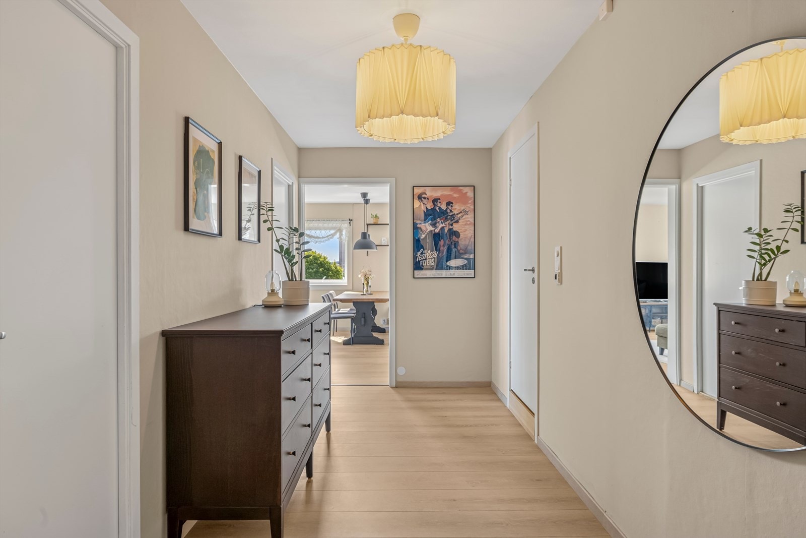 Entréen skaper et varmt og hyggelig førsteinntrykk, et sted hvor du umiddelbart føler deg hjemme. Galleribilde