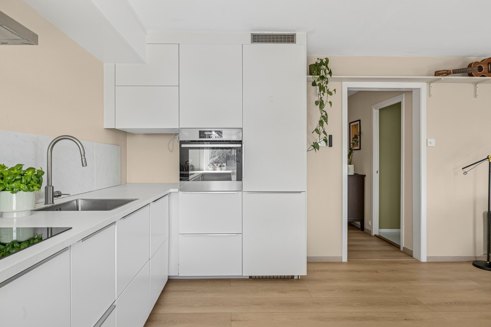 Installert vannstopp på kjøkkenet, et viktig trygghetstiltak som bidrar til å redusere risiko for vannskader. Galleribilde