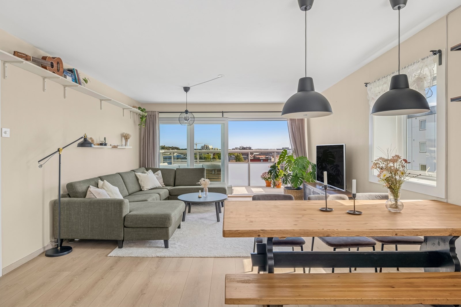 Stuens gode størrelsen gir deg gode muligheter for fleksibel møblering. Galleribilde