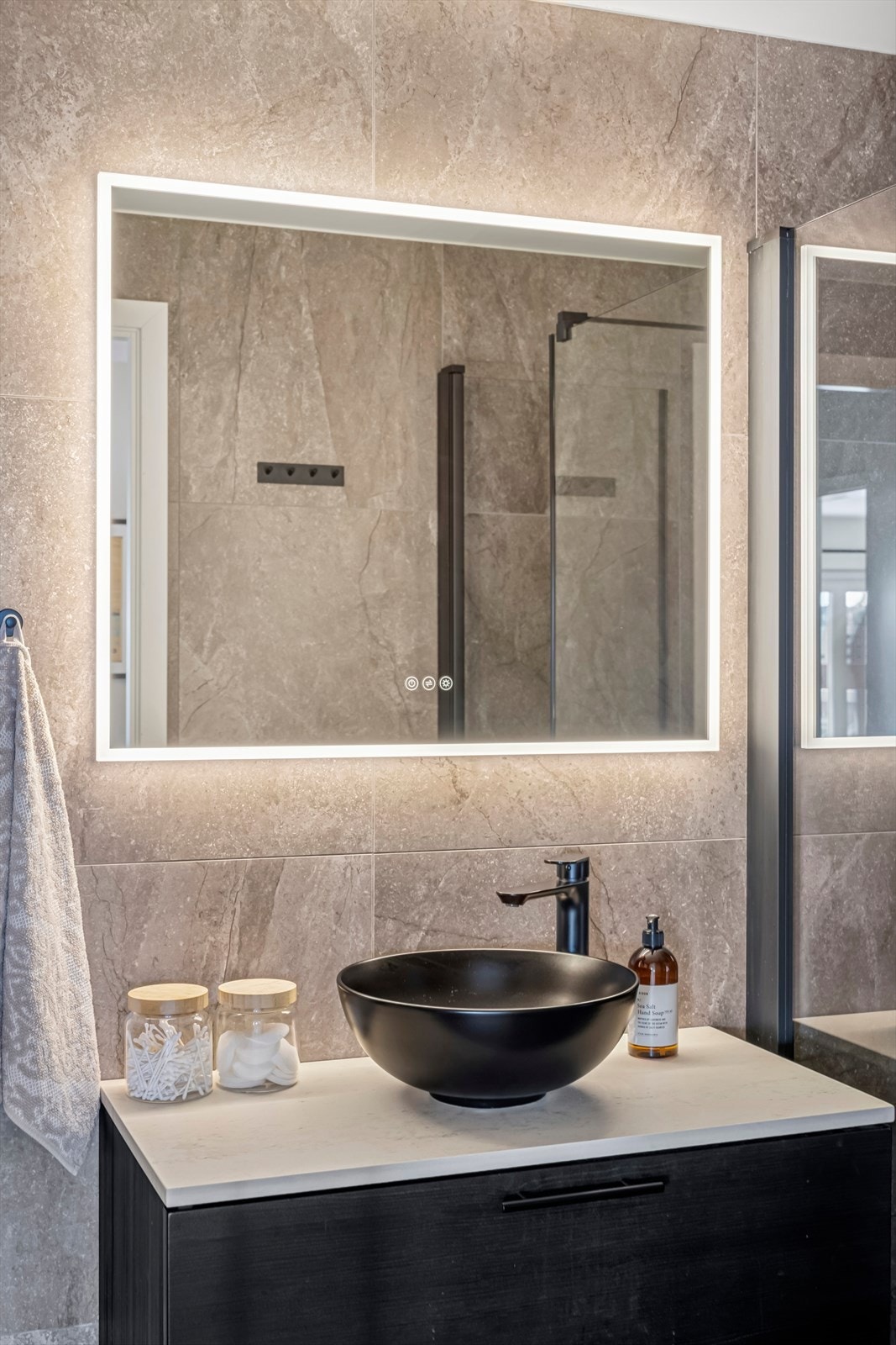 Delikat baderom utstyrt med moderne innredning og sanitærutstyr. Galleribilde