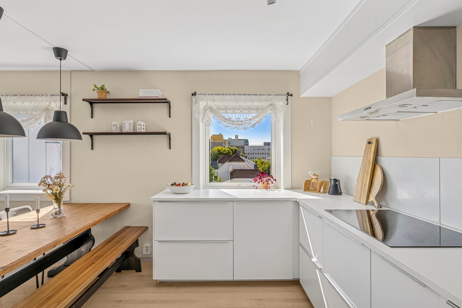 Her er det enkelt å organisere hverdagen, samtidig som du har gode arbeidsflater når du lager mat. Galleribilde