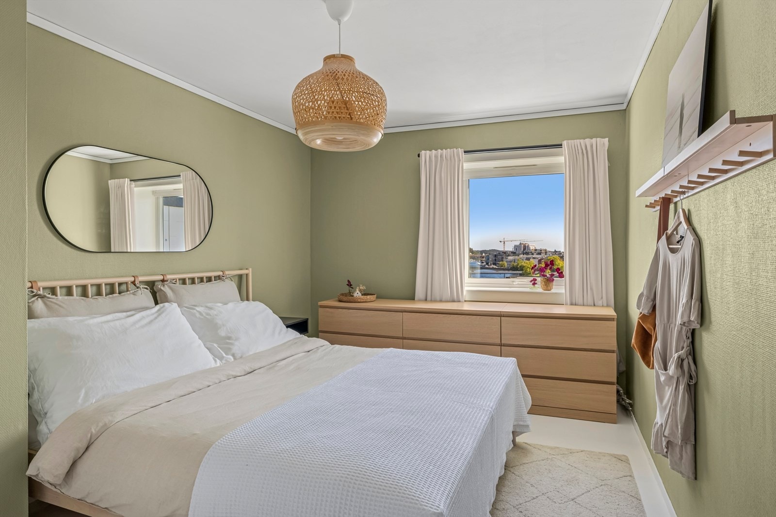 Meget pent soverom med plass til dobbeltseng, malt i en dus og tidsriktig farge som gir rommet en god atmosfære. Galleribilde