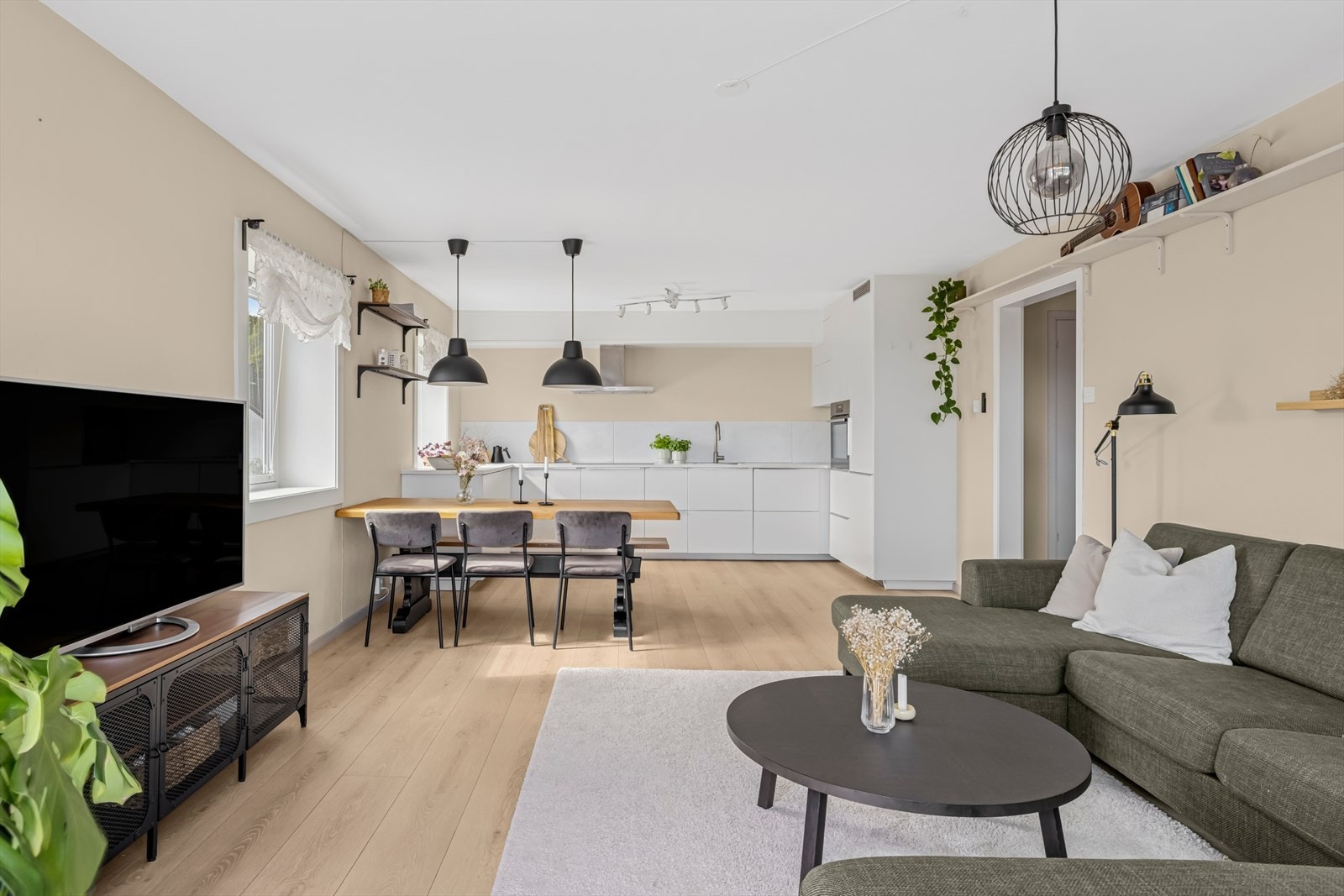 Herlig stue med en lys, praktisk og åpen planløsning inn til kjøkkenet. Galleribilde